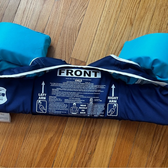 Two life jacket for kids 30-50 lbs - Picture 4 of 5